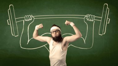 Genç adam ağırlık kaldırıyor.