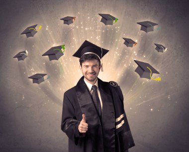 Birçok uçan şapkayla üniversite mezunu.