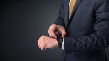 Smartwatch giyen takım elbiseli adam.