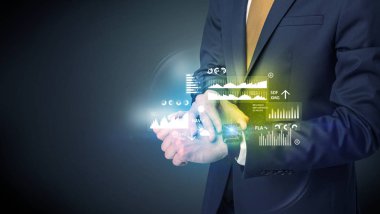 Smartwatch giyen işadamı.