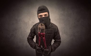 Hırsız aracı ile.