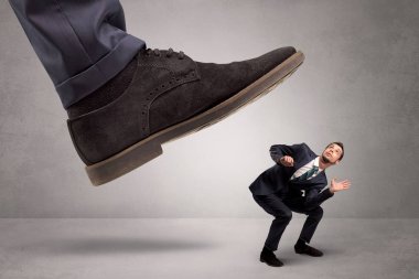 Küçük adam büyük bir güç tarafından ayaklar altına