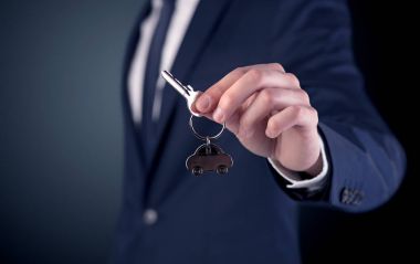 Genç adam el tuşları 