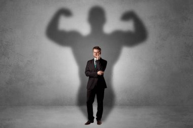 Arkasından kas gölge ile işadamı