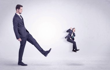 Büyük adam küçük kendisini kovuyor