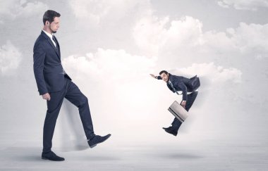 Büyük patron küçük çalışan tekme