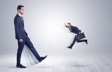 Dev işadamı küçük iş adamı tekme 