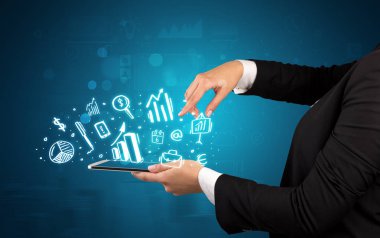 El tutma tablet tebeşir çizilmiş sembolleri yukarıda bulunan