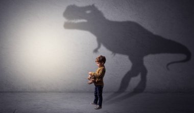 Sevimli çocuk arkasında dinazorların gölge