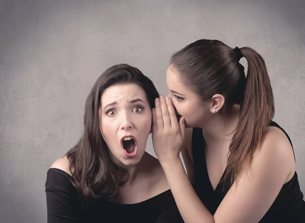 Mädchen erzählt ihrer Freundin geheime Dinge — Stockfoto