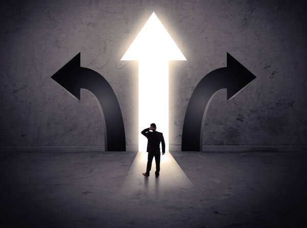 Бизнесмен перед тремя стрелами
