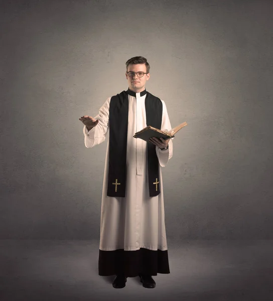 Giovane sacerdote nel dare la sua benedizione — Foto Stock