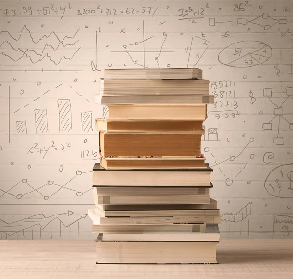 Een stapel boeken met wiskundige formules geschreven in doodle stijl — Stockfoto