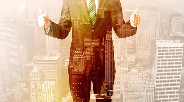オーバーレイシティの背景を見るビジネスマン — ストック写真