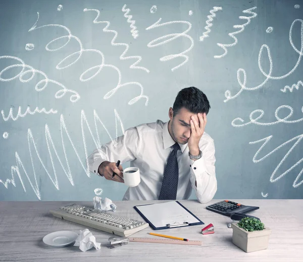 Trabalhador de escritório cansado com linhas bagunçadas desenhadas — Fotografia de Stock