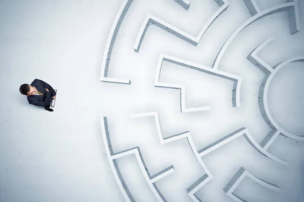 Geschäftsmann blickt auf kreisförmiges Labyrinth — Stockfoto