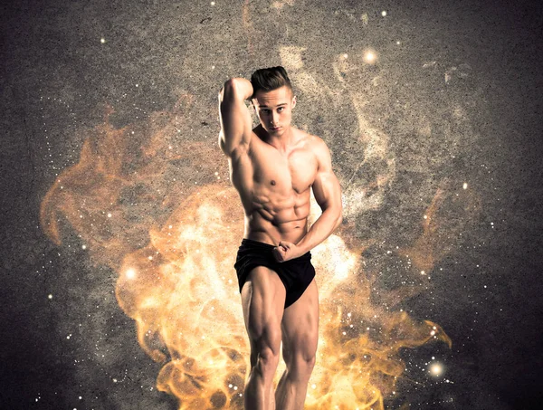 Saudável macho quente mostrando músculos com fogo — Fotografia de Stock