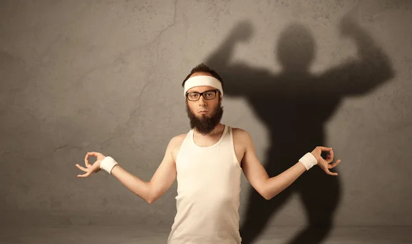 Homme maigre à l'ombre musclée — Photo