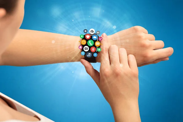 Smartwatch avec des icônes d'application . — Photo
