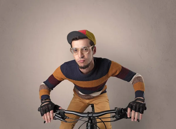 Сумасшедший велосипедист с пустым фоном — стоковое фото