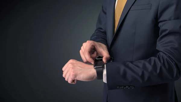 Człowiek w garniturze, noszenie zegarka smartwatch. — Zdjęcie stockowe