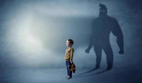 Dziecko z bohaterem cień za — Zdjęcie stockowe