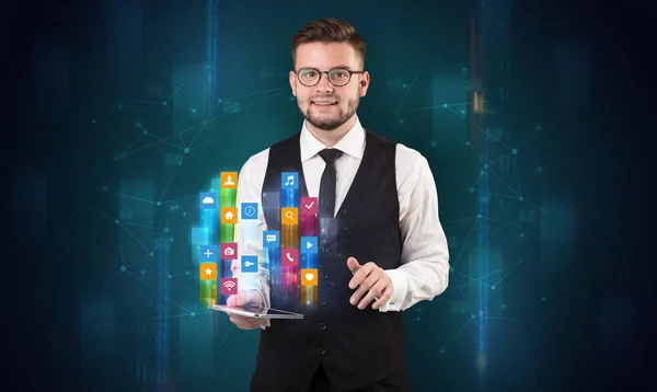 Mężczyzna, trzymając tablet z hologramem powyżej ikony aplikacji — Zdjęcie stockowe