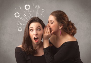 Kız onu kız arkadaşına gizli şeyler söylüyorum