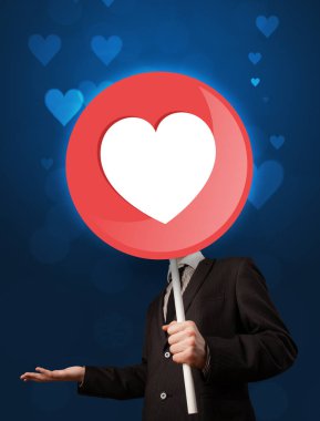 Kalp işareti tutan işadamı 