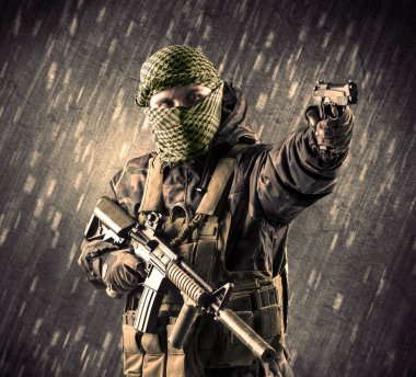 Yağmurlu arka plan üzerinde Maskeli silahlı terörist adam