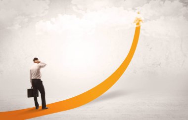 Turuncu ok üzerinde duran iş kişi