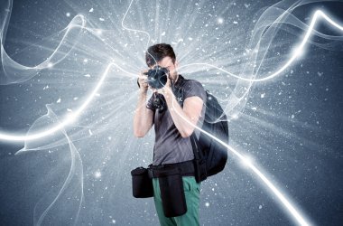 Dinamik çizgileri olan profesyonel fotoğrafçı.