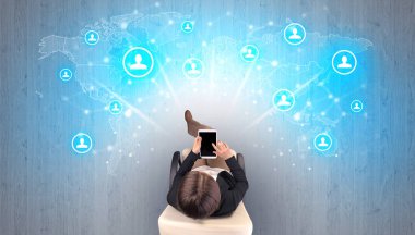 Sandalyede oturan kadın ile sosyal medya kavramı