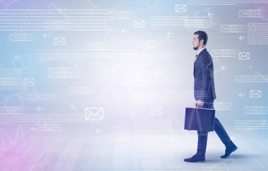 İşadamı ile posta kavramı yürüyüş