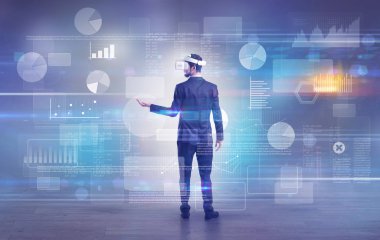 İşadamı vj gözlüklü bir proje denetimi