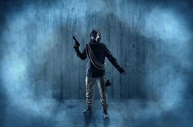 Korkunç adam ahşap bir gecekondu maske ile