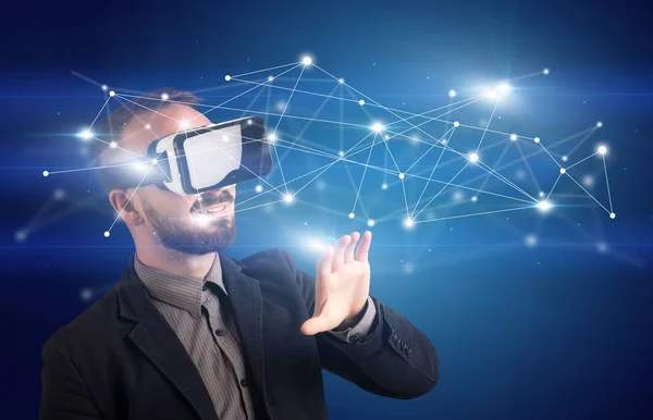 Uomo d'affari con occhiali di realtà virtuale — Foto Stock