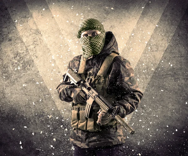 Porträt eines gefährlichen maskierten bewaffneten Soldaten mit grundigem Backgro — Stockfoto