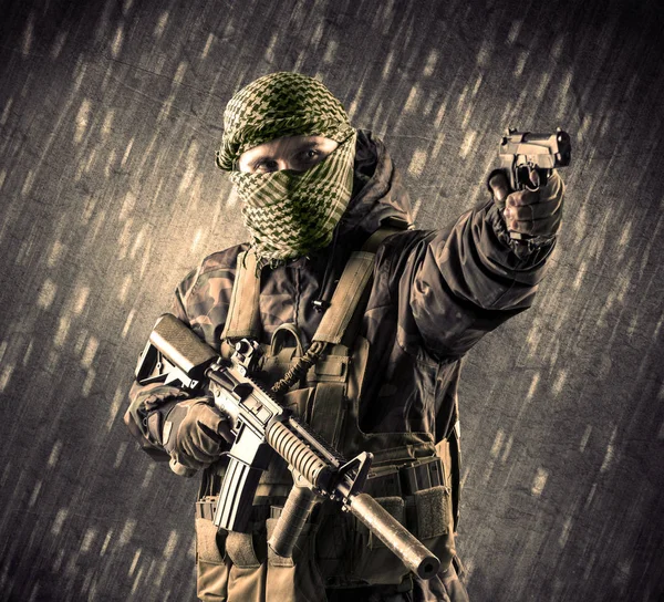 Bewaffneter Terrorist mit Maske auf Regenschirm — Stockfoto