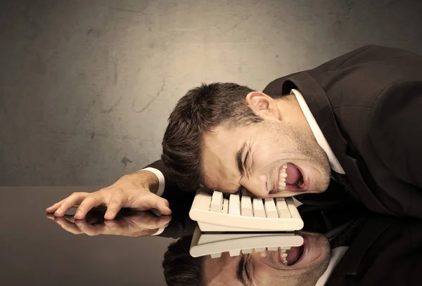Frustrierter Geschäftsmann mit dem Kopf auf der Tastatur — Stockfoto