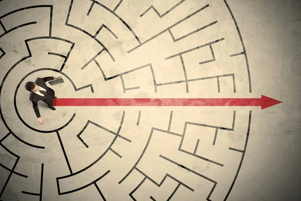 Pessoa de negócios em pé no meio de um labirinto circular — Fotografia de Stock