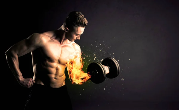 Atleta culturista sollevamento pesi con fuoco esplodere concetto braccio — Foto Stock