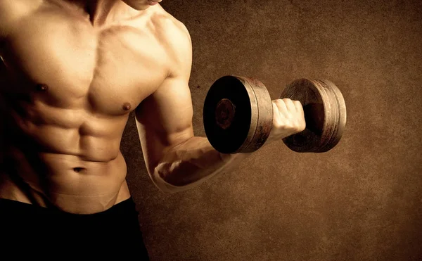 Muskelfitter Bodybuilder-Athlet beim Gewichtheben — Stockfoto