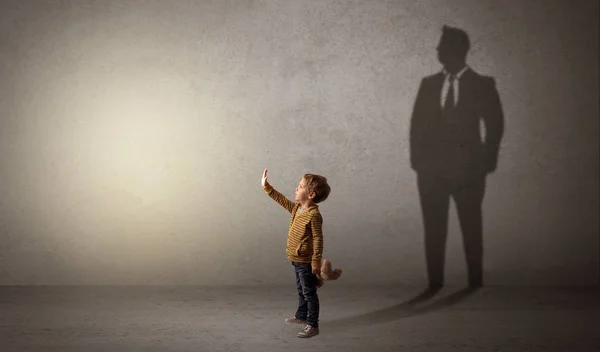 Menino com sombra de homem de negócios — Fotografia de Stock