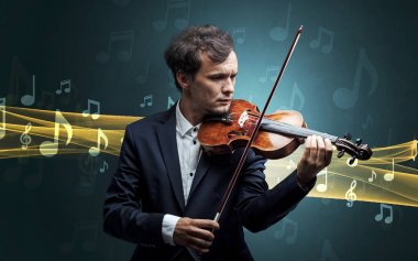 Keman ile notlar oynamaya müzisyen