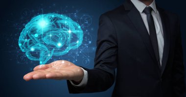 İnsan beyni elinde tutan adam