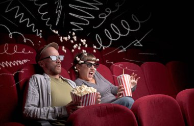 Sinemada film izleyen sevimli bir çift. 