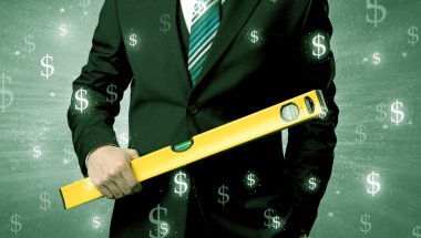 Businassman ayakta elinde aracıyla.