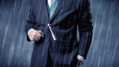 Elindeki aracıyla ayakta işveren