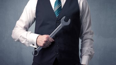 Businesman ayakta elinde aracıyla